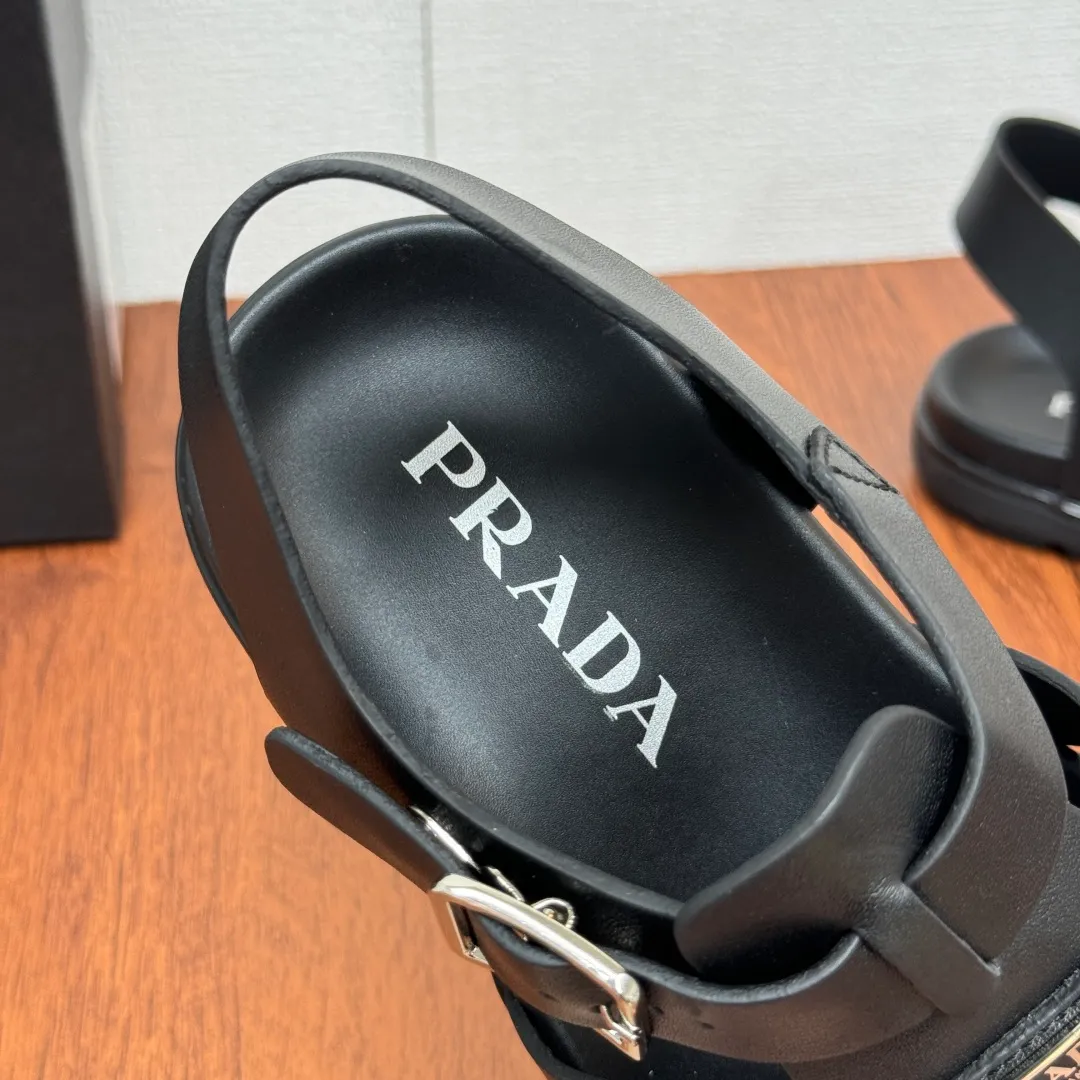 Batch 720 Prada/Prada men's counter simultaneously ships new rubber fisherman sandals! Made in Guangzhou, with a full calfskin upper, this sandal reinterprets vintage beach sandals with contemporary lines and details, and is made of rubber. It is also decorated with the Prada series' iconic enameled triangular metal logo, silver metal buckle closure, genuine leather insole, white classic logo logo, and thin rubber sole for excellent foot comfort. Size: 39-40-41-42-43-44-45 Leather shoe size Item number: 2X3119 Black cowhide